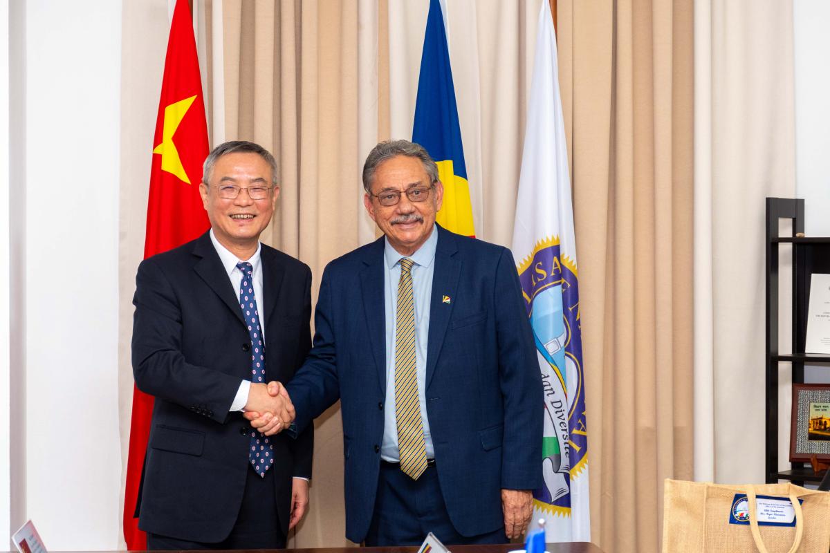 Mr Speaker & Mr Dafeng Shaking Hands